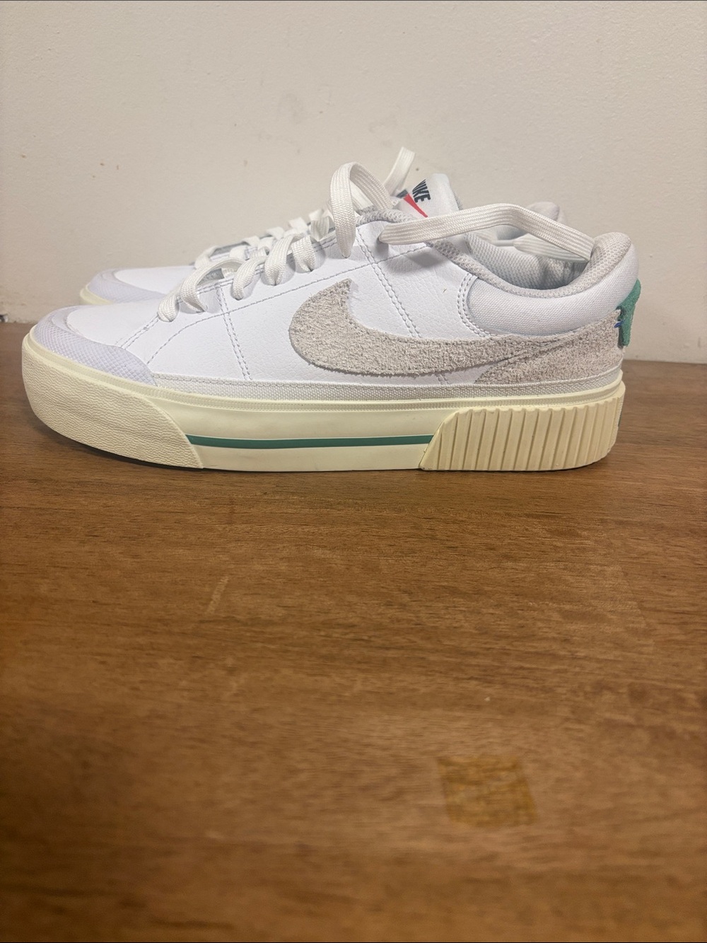 Nike  Court Legacy lWhite Stadium Green woman's Low-Top Sneakers size 8.5